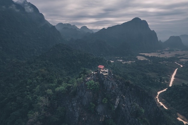 Una casa en una montaña en las montañas.