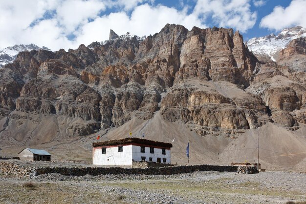 Casa en las montañas del Himalaya