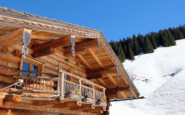 Casa en las montañas en la nieve en invierno en austria