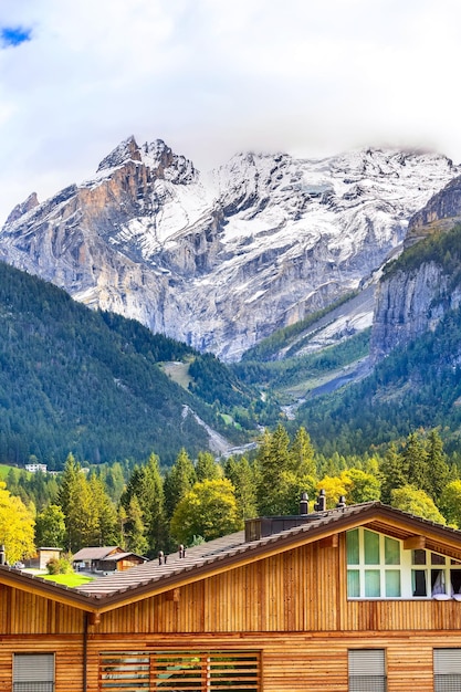 Foto casa en las montañas de nieve de kandersteg, suiza