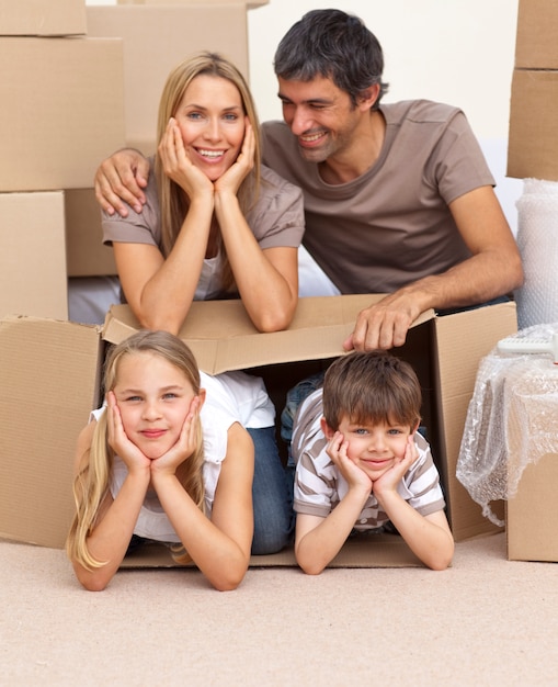 Casa móvil de la familia jugando con cajas