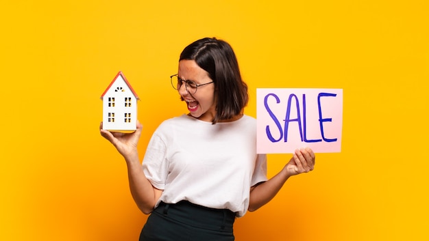 Foto casa de mujer bonita joven en concepto de venta