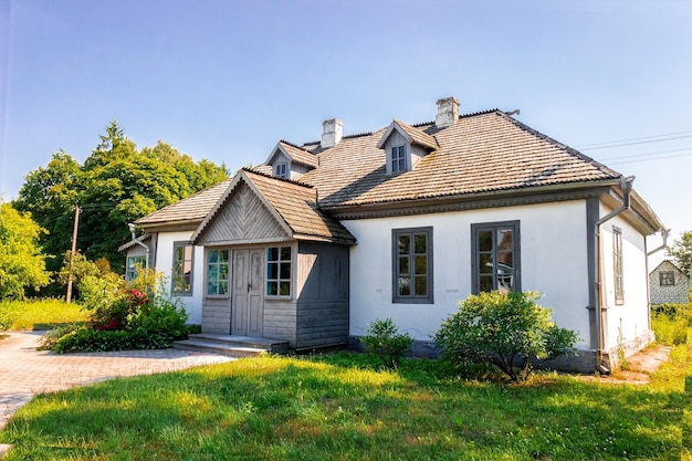 Casa-museo del famoso escritor Lesya Ukrainka en el pueblo de Kolodyazhny, región de Volyn. Hito histórico de Ucrania