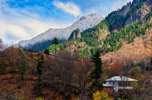 Casa na encosta cercada por árvores de outono, lugar de solidão, em comunhão com a natureza