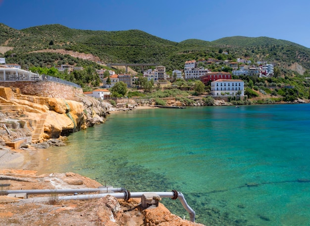 Casa na estância termal grega loutra edipsou na ilha de evia euboea no mar egeu na grécia