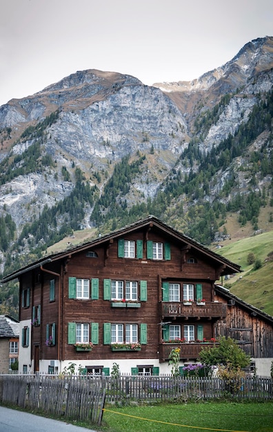 Foto casa na montanha contra o céu