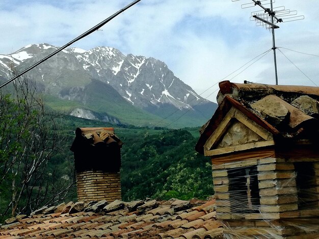 Foto casa na montanha contra o céu