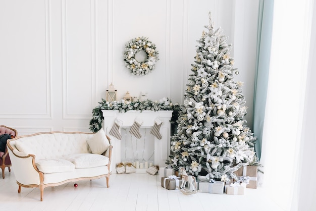 Casa navideña muy acogedora y moderna. Interior festivo con magnífico árbol de Navidad, luces y chimenea