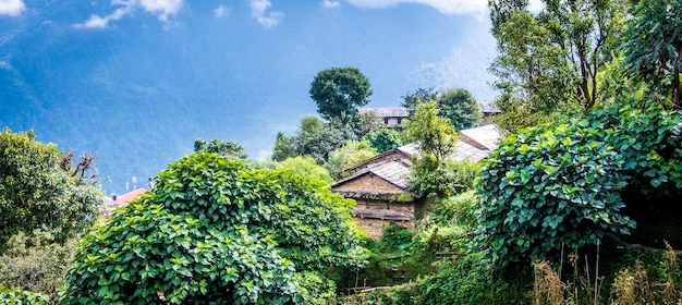 Casa nepalí en pueblo de montaña