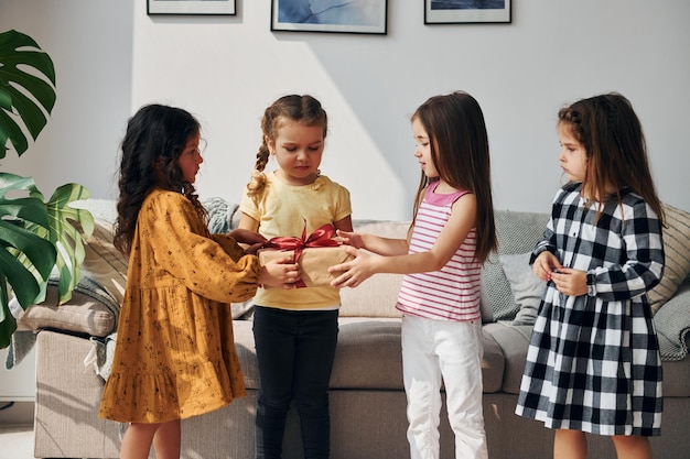 Foto en casa los niños que celebran la fiesta de cumpleaños en el interior se divierten juntos