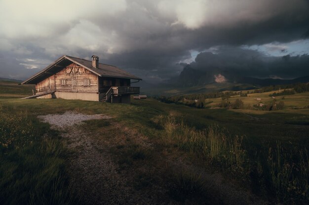 Casa no campo contra o céu