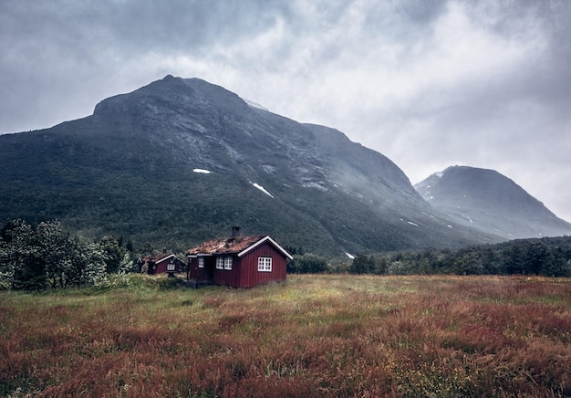 Casa no campo junto às montanhas contra o céu