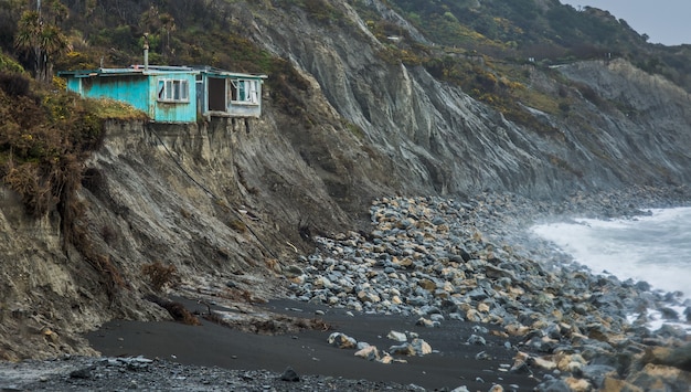 Casa no topo de um penhasco em ruínas