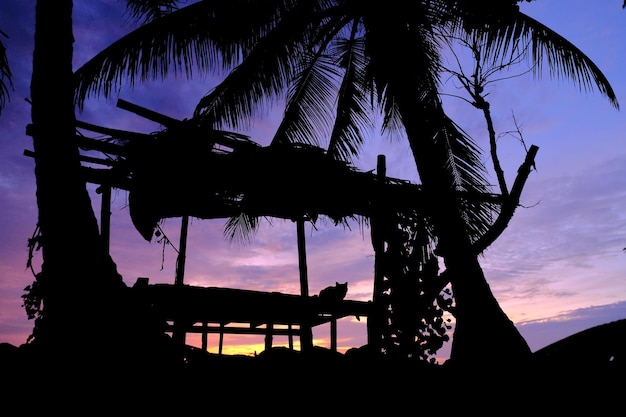 Una casa en la noche con un cielo violeta detrás