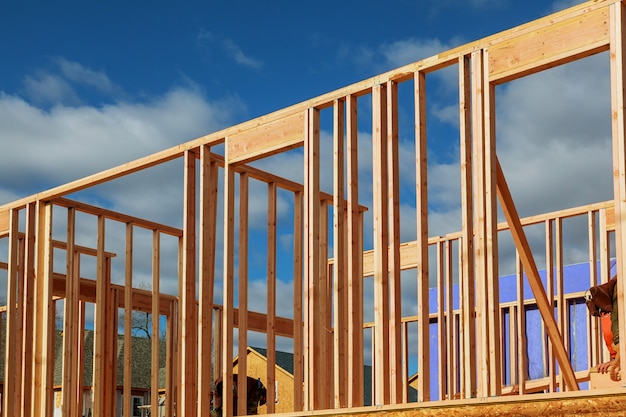 Casa nova da construção residencial que quadro contra um céu azul.