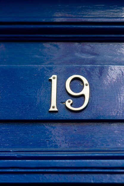 Foto casa número 19 em uma porta da frente de madeira azul em londres