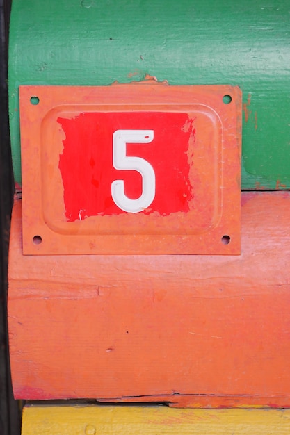 Foto casa número seis letras decorativas en una pared de ladrillo