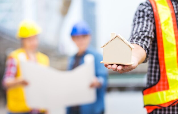 Casa o casa modelo con éxito trabajo en equipo de ingeniero civil.