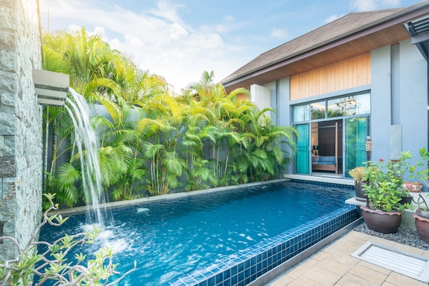 Casa ou edifício de casa exterior e design de interiores mostrando villa piscina tropical com jardim verde