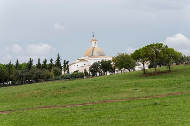 Casa en el paisaje de tierras de cultivo del país