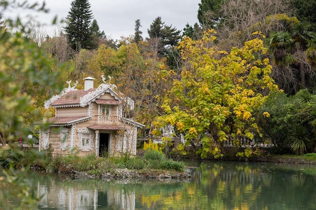 Una casa de pájaros en medio de un estanque esta hermosa casa de cuento de hadas de madera para cisnes rusia adler tan