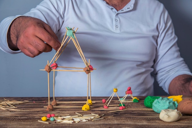 Foto casa con palos de madera y plasticina