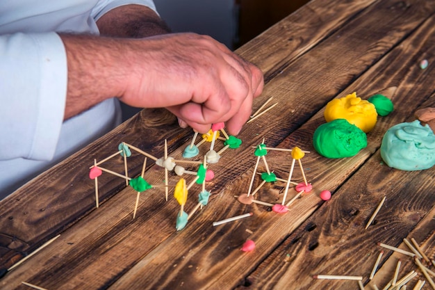 Foto casa con palos de madera y plasticina