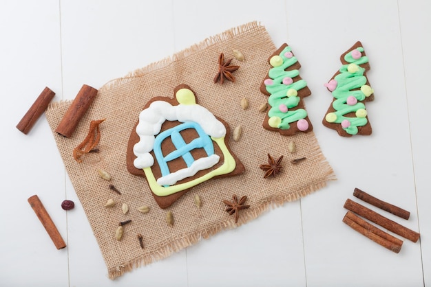 Casa de pan de jengibre y abeto Galletas navideñas Canela Postre tradicional Culinario casero