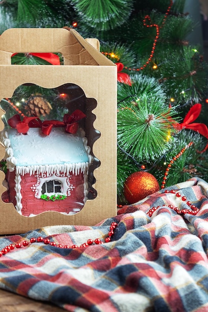 Casa de pan de jengibre artesanal comestible y árbol de Navidad