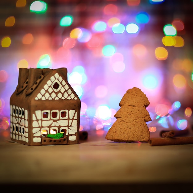 Foto la casa de pan de jengibre y las galletas son un fondo festivo