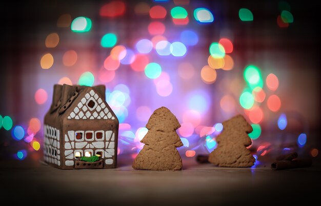 La casa de pan de jengibre y las galletas son un fondo festivo