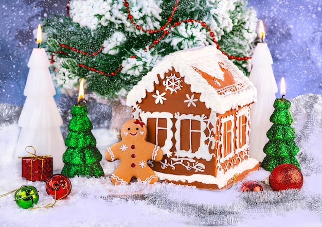 Casa de pan de jengibre de Navidad y hombre de pan dejengibre con decoración de Año Nuevo y Navidad