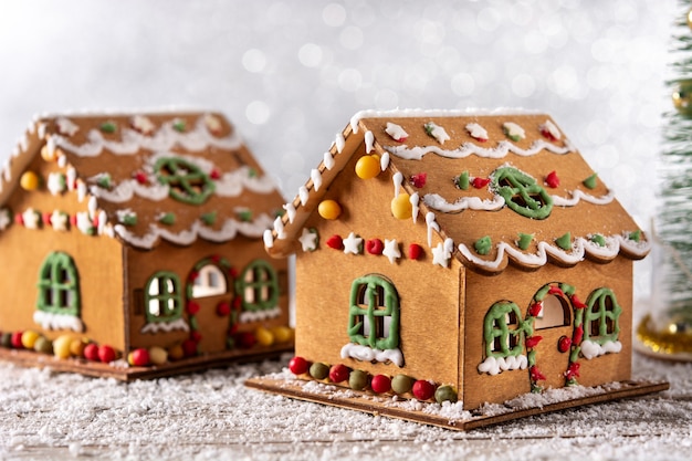 Casa de pan de jengibre de Navidad en mesa de madera