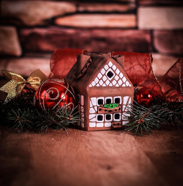 Casa de pan de jengibrebolas de navidad el concepto de la celebratio