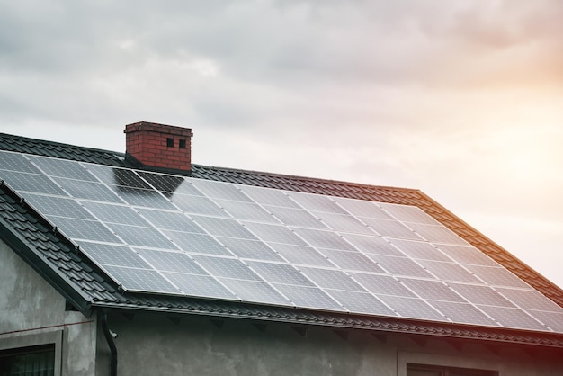 Casa con paneles solares Concepto de energía sostenible y renovable.