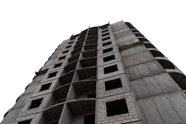 Casa de paneles de varios pisos en construcción aislado sobre fondo blanco.