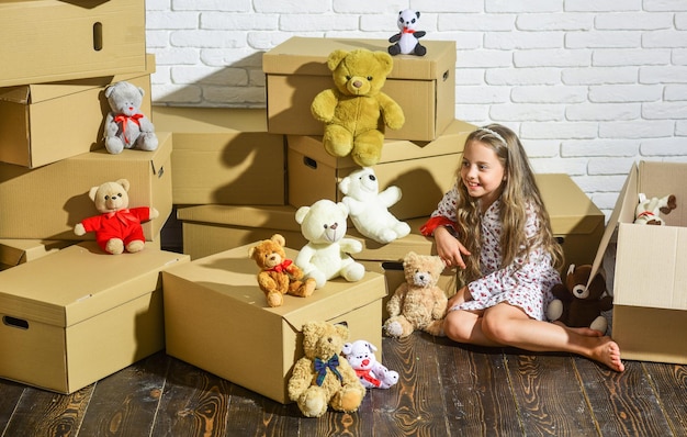 Casa para as férias compra de nova habitação jogando em casa nova apartamento novo Caixas de papelão mudando para casa nova menina feliz com caixa de papelão criança feliz