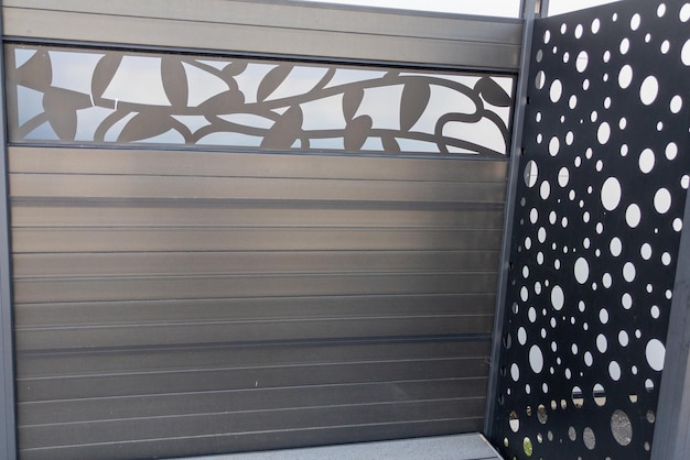 Casa de pared gris de barrera moderna de aluminio proteger vista jardín de casa