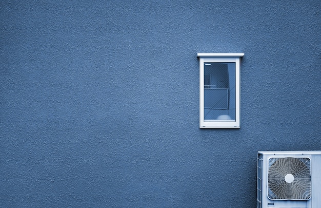 Casa de pared de hormigón con ventana blanca