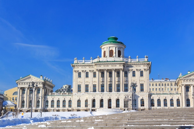 Casa Pashkov na rua Vozdvizhenka em Moscou contra o céu azul em um dia de inverno