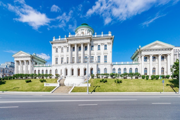 Casa Pashkov na rua Vozdvizhenka em Moscou contra um céu azul com nuvens brancas em uma manhã ensolarada