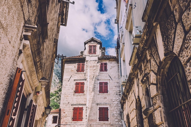 Casa con persianas rojas en Kotor