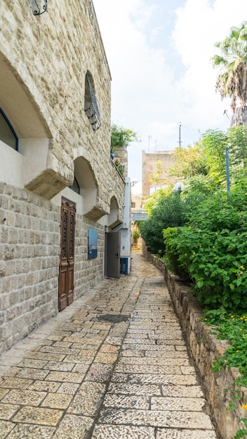 Casa de piedra de Jerusalén en la calle angosta de Old Yafo (Jaffa). Tel Aviv, Israel.