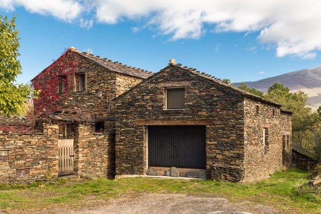 Foto casa de piedra pizarra en guadalajara, españa