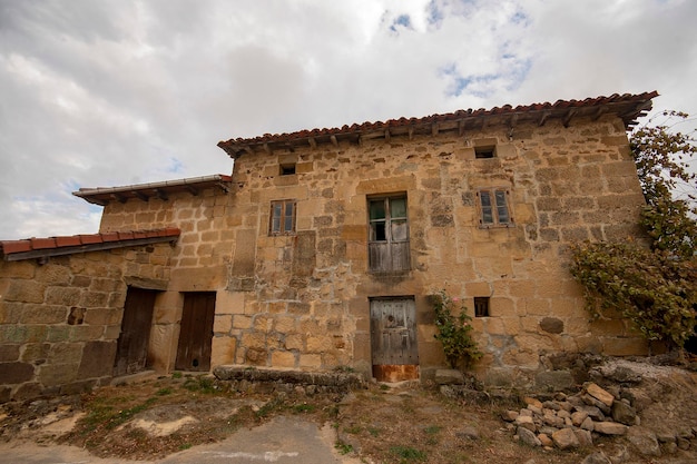 Casa de piedra en el pueblo rural de repudio