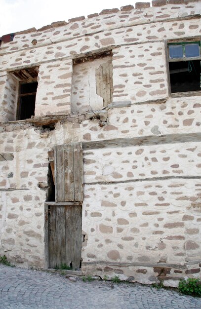 Casa de piedra vieja abandonada