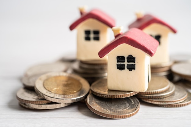 Casa en pila monedas hipoteca préstamo hipotecario concepto de financiación