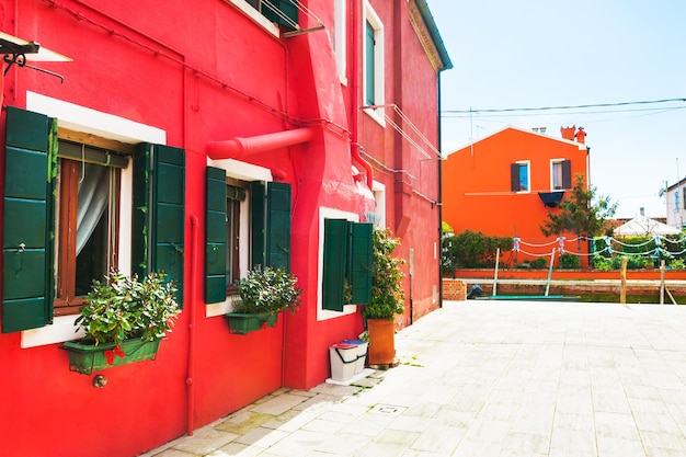 Casa pintada de vermelho. Arquitetura colorida na ilha de Burano, perto de Veneza, Itália