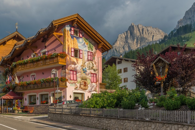 Casa pintada em Pozza di Fassa