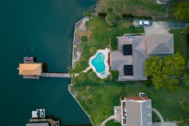 Una casa con piscina en medio del agua